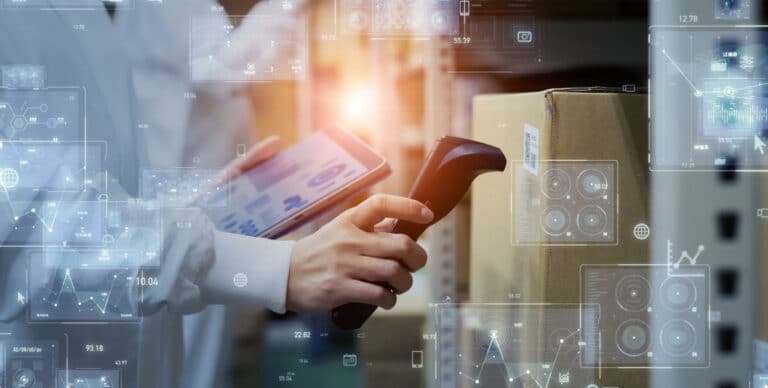 Image montrant un opérateur qui prend la température d'un carton avec un thermomètre à infrarouge